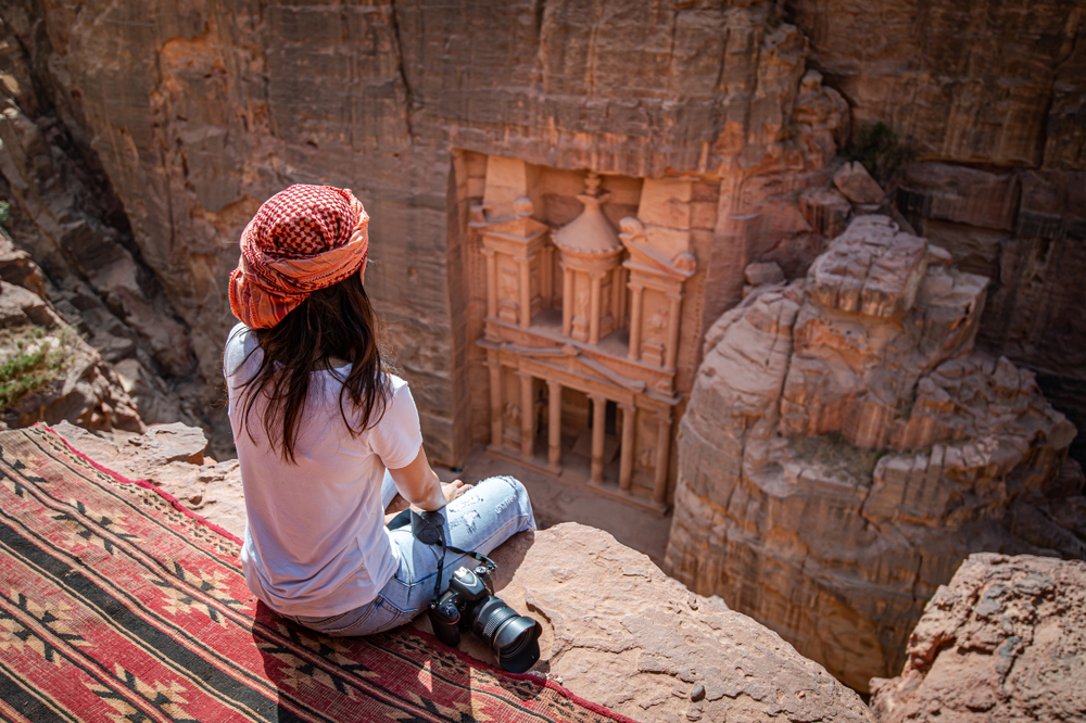 Asian,Woman,Traveler,Sitting,On,Carpet,Viewpoint,In,Petra,Ancient
