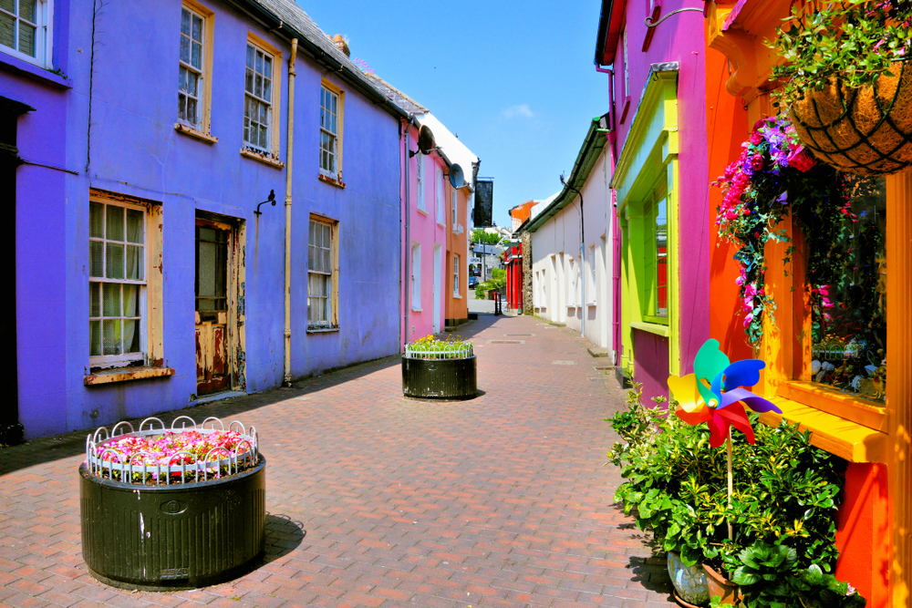 Quaint,Street,Lined,With,Vibrant,Colorful,Buildings,In,The,Old