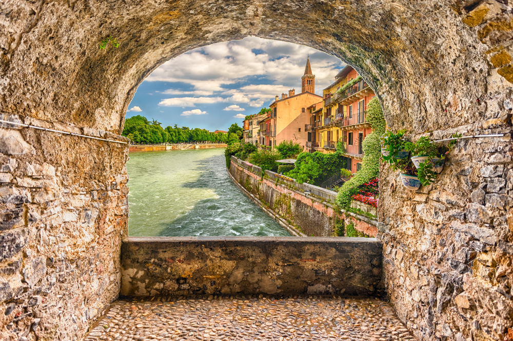 Scenic,Rock,Arch,Balcony,Overlooking,Adige,River,In,Central,Verona,