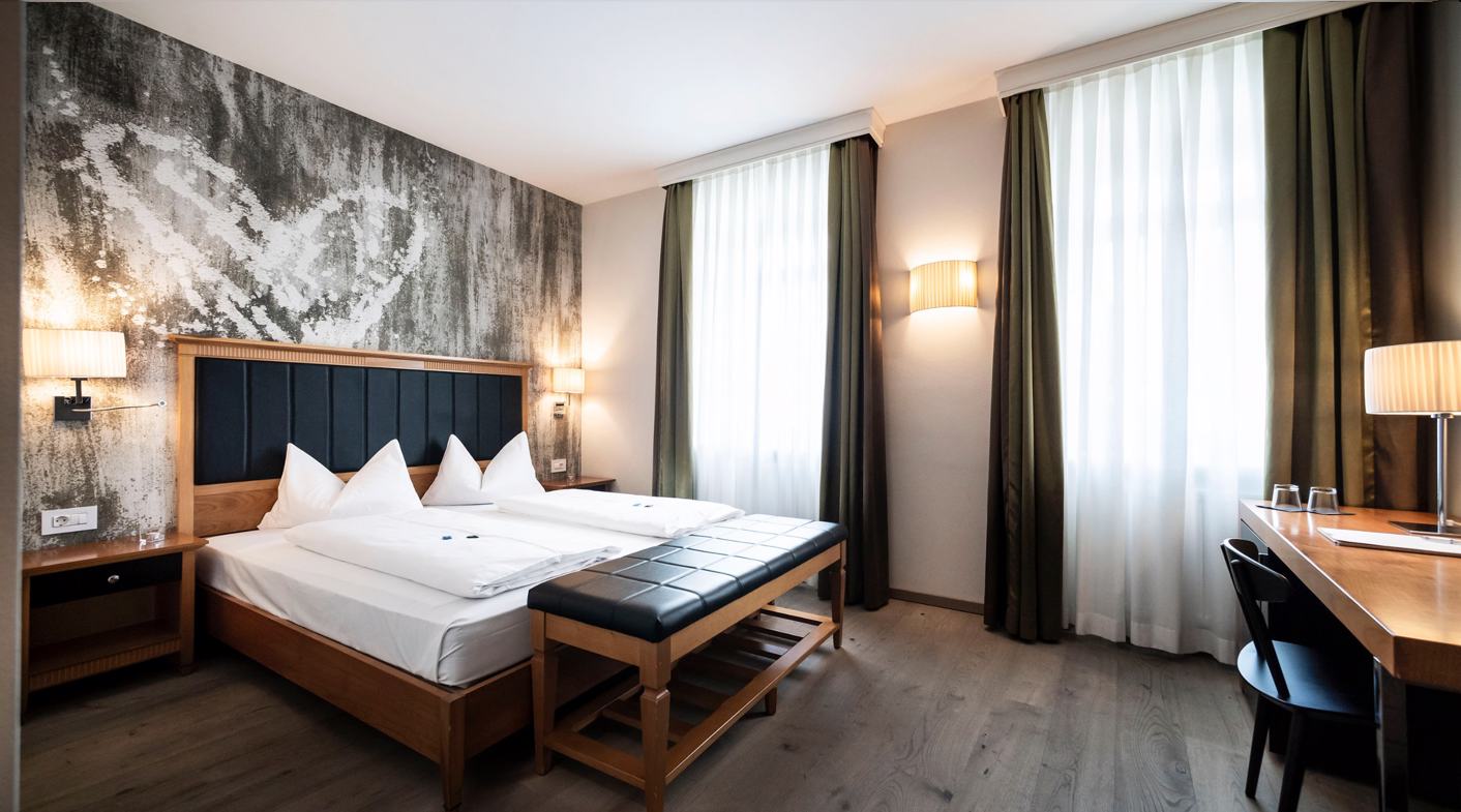 small group luxury tour, travel for women, Hiking, Active travel, Dolomites