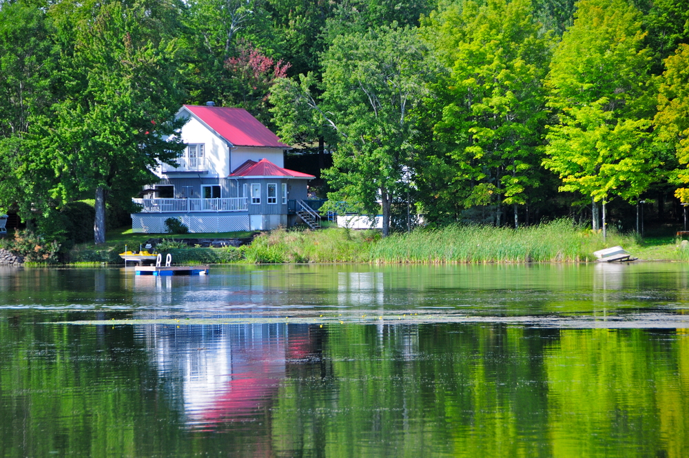 House,By,The,Lake,In,Quebec,,Canada
